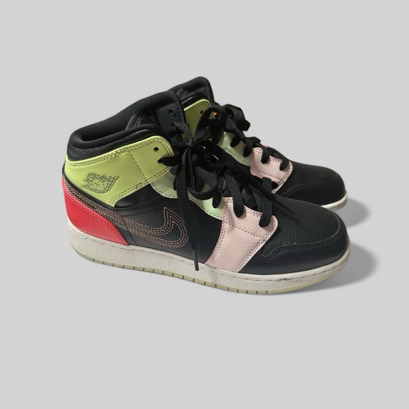 Air Jordan 1 MID SE (GS) - Picture 5 of 5